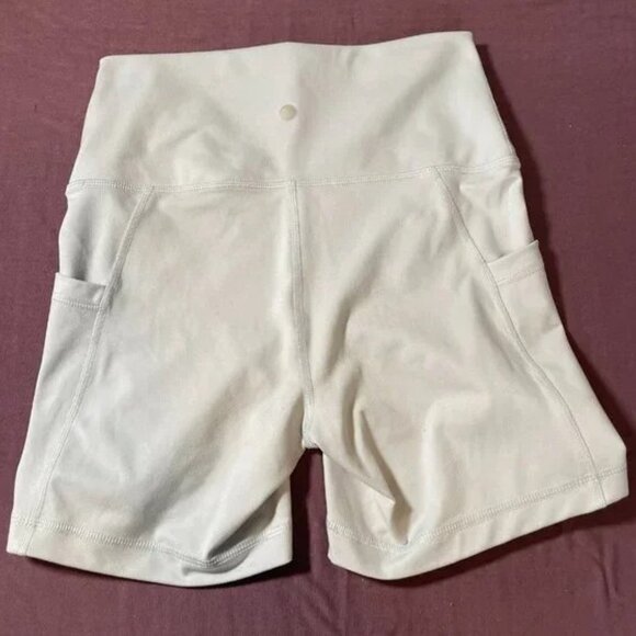 Yogalicious Lux - Lux Tribeca 5" Shorts with pockets - Size Medium - Picture 3 of 6